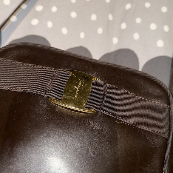 CHOCOLATE BROWN FERRAGAMO VARA CAMERA BAG - Picture 6 of 8